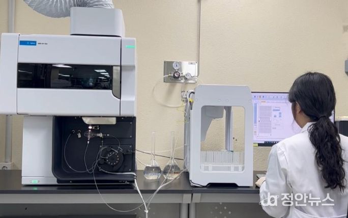 친환경농업관리실 분석 장면