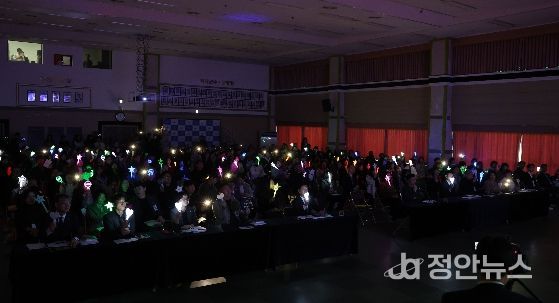 광산구 ‘시민의 힘! 광장의 빛으로 채우는 민주주의’ 퍼포먼스 사진.