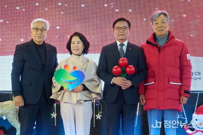 김석필 천안시장 권한대행 부시장이 3일 천안시청 로비에서 열린 연말집중모금 희망2026 나눔캠페인 성금 순회모금 행사 참가자들과 기념촬영을 하고 있다.