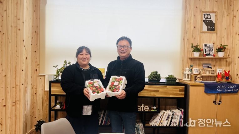 진안군 청년농업인 두드림 딸기 스마트팜체험으로 소득 다각화 추진