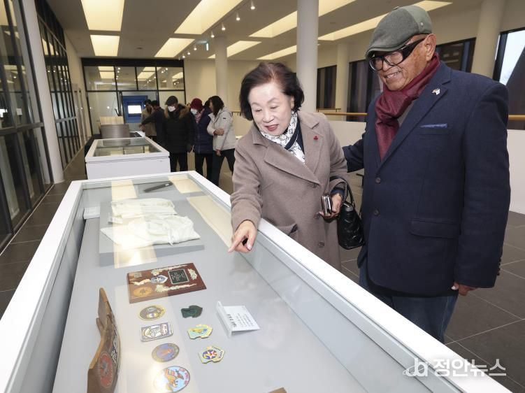 3일 열린 매향리평화기념관 제1회 기증자의 날 행사에서 참석자들이 특별 전시를 관람하고 있다