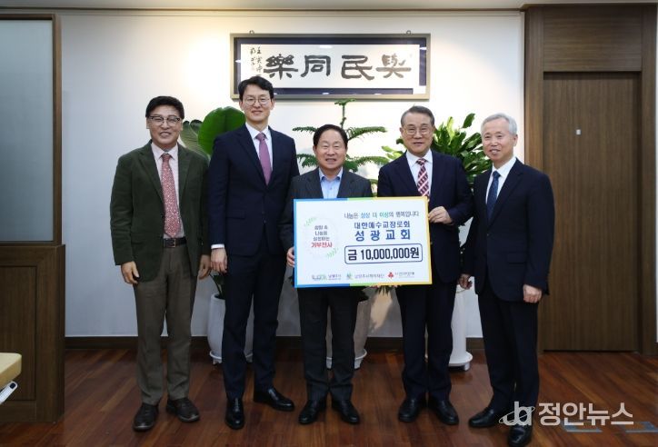 (왼쪽부터) 이성향 당서기, 고석창 후임목사, 주광덕 시장, 김희수 담임목사, 인민환 선임장로