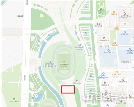 인천시설공단은 인천아시아드주경기장 남측광장(적색 상자)에서 야외 스케이트장을 이달 19일부터 내년 2월 18일까지 62일간 한시적으로 운영한다.