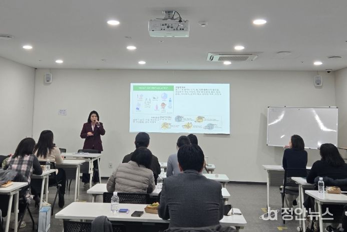 ‘환경호르몬과 여성질환’ 특강하는 박춘선 부위원장