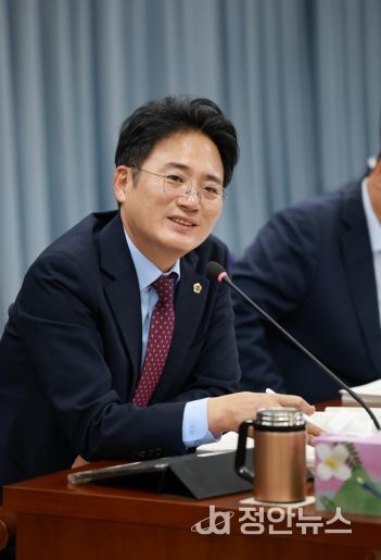 진호건 전남도의원이 농축산식품국 박현식 국장에게 질의하고 있다.