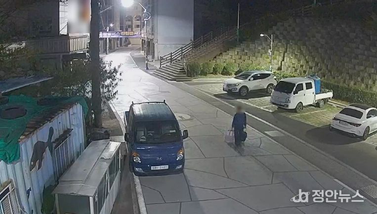 A씨가 절도한 물품을 캐리어에 숨겨 이동하는 장면