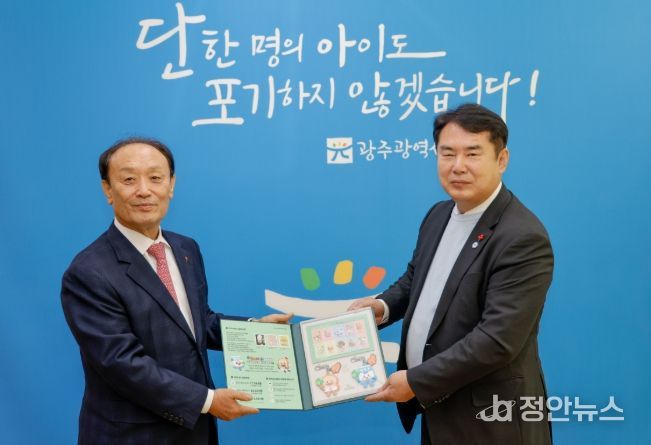 이정선 광주시교육감(오른쪽)이 10일 광주시교육청 교육감실에서 대한결핵협회 광주·전남지부 주영화 지회장(왼쪽)으로부터 크리스마스씰을 전달받고 있다.