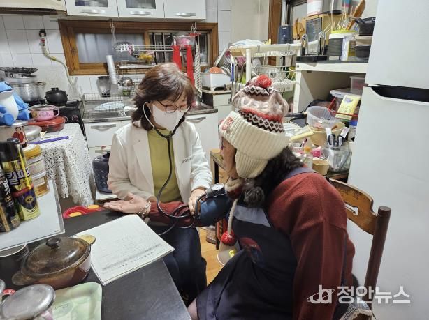 건강취약 어르신대상 방문건강관리하고 있는 모습