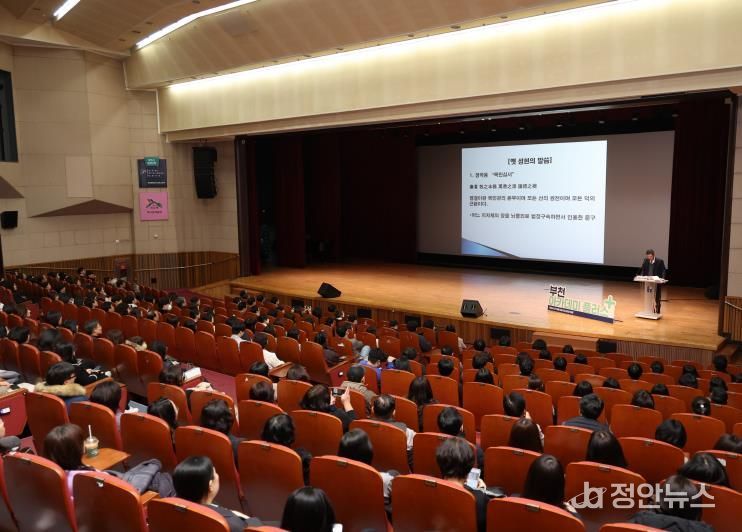 문형배 전 헌법재판관이 시청 어울마당에서 강연하고 있다.