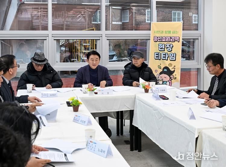 김동근 시장이 12월 10일 호호당 2호점에서 ‘흥선권역 현장 티타임’을 진행하고 있다.