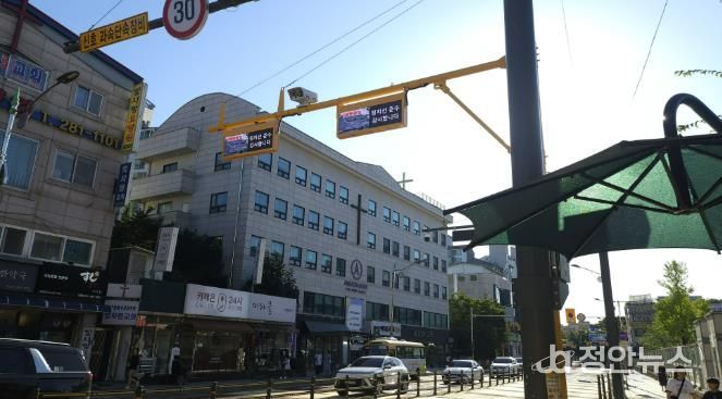기흥구는 어린이보호구역 내에 ‘정지선 위반 알리미’와 ‘우회전 감응 시스템’을 도입했다