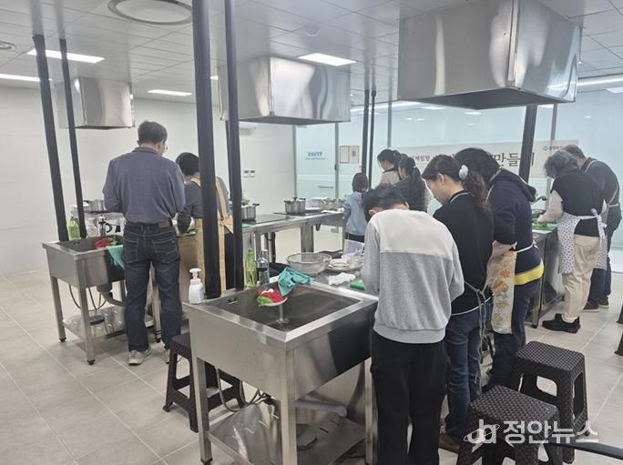 파주시 운정보건소, ‘한방차 만들기’ 주민들 큰 호응