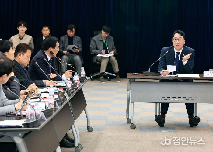 정명근 화성특례시장이 재생엔지 공급 기반 확대 및 데이터센터 전력 수급 안정성 확보 방안에 대하여 전문가들과 종합 토론을 하고 있다