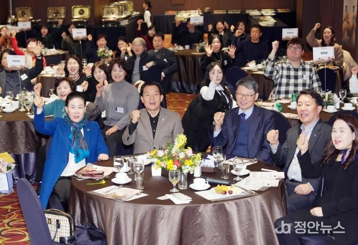 이재준 수원시장(가운데)과 참석자들이 함께하고 있다.