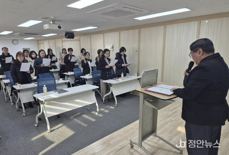 2025 반부패‧청렴실천 행사에서 참석자들이 윤리헌장을 낭독하고 있다.