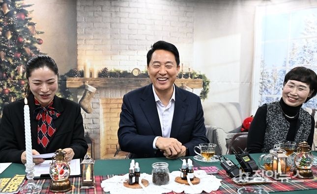 오세훈 서울시장이 17일(수) 외로움 없는 서울 1주년 기념 현장소통 간담회참석자들의 경험사례와 현장 의견을 나누고 있다.