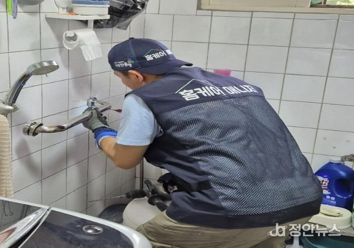 홈케어 매니저가 지원대상 어르신 가정을 방문해 간편 집수리를 진행 중인 모