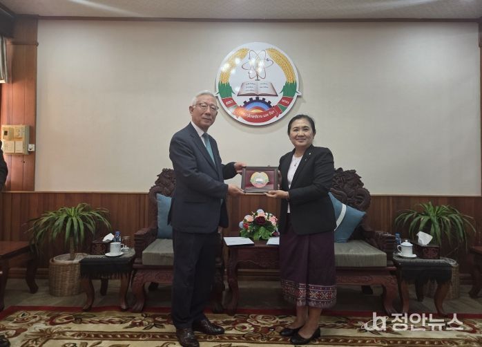 충남교육청, 라오스 정부 훈장 받다...20년 교육정보화 동행의 성과