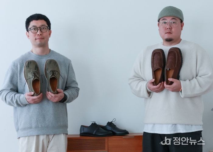 청년 창업자 임차료 지원사업 참여업체인 칠링세레머니 정승익 대표(오른쪽)와 성세훈 이사(왼쪽)가 제품을 들고 포즈를 취했다.