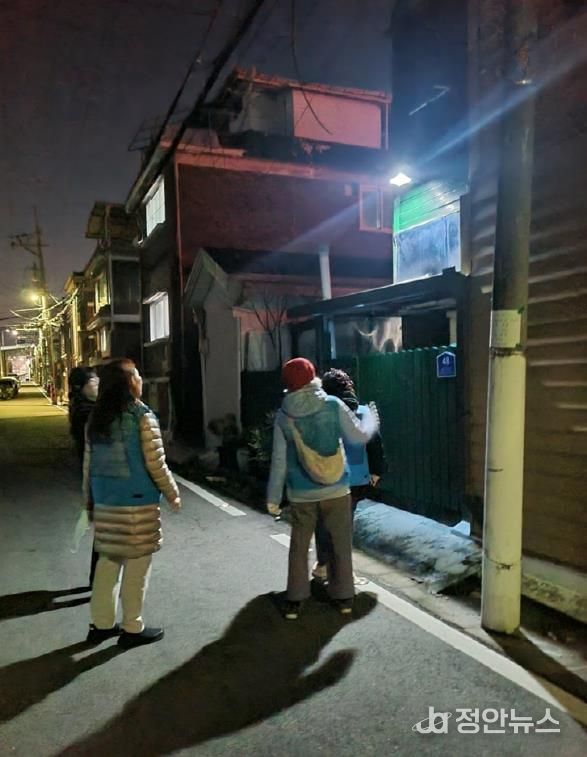 의정부시 흥선 마을연구소, 겨울철 안전 귀가 위해 LED 방범등 점검