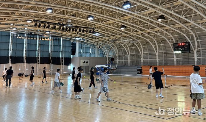 2025년 8월, 서울런 진로캠퍼스(명지전문대) 프로그램으로 대학 교수진 지도하에 스포츠지도사 진로 체험을 진행하고 있다.