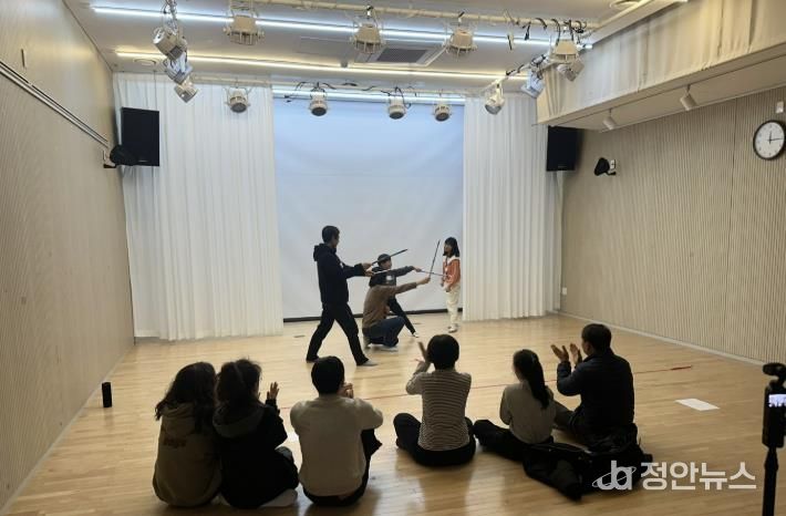 도봉구 꿈의 극단 오픈클래스에서 수업을 듣고 있는 지역 학생들