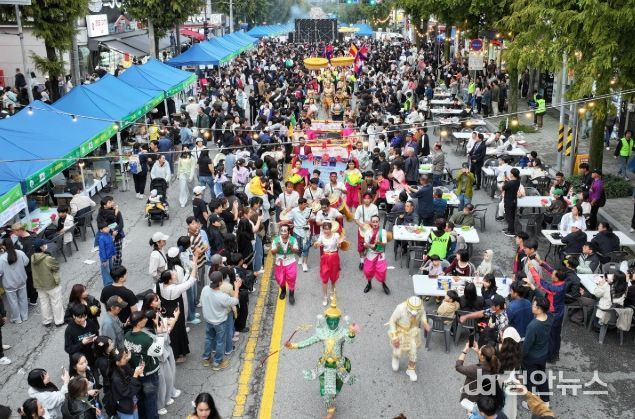 지난 10월 18일 월곡동 차 없는 거리에서 열린 ‘2025 광산세계야시장’에서 퍼레이드가 펼쳐지고 있다.