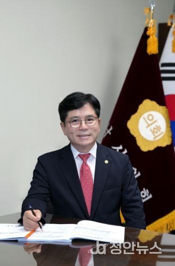 금광연 의장이 2026년 병오년(丙午年) 신년사를 통해 새해 의정 방향과 핵심 과제를 공식 발표하며 “2026년 하남시의회는 ‘시민과 동행하는 품격 있는 의회’라는 약속을 지키며, 시민이 기준이 되는 의정을 실천해 나가겠다”라고 밝혔다. (사진_하남시의회 제공)