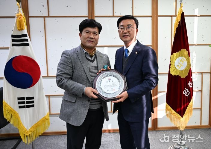 유의식 의장, 주민자치 발전 공로로 감사패 수상