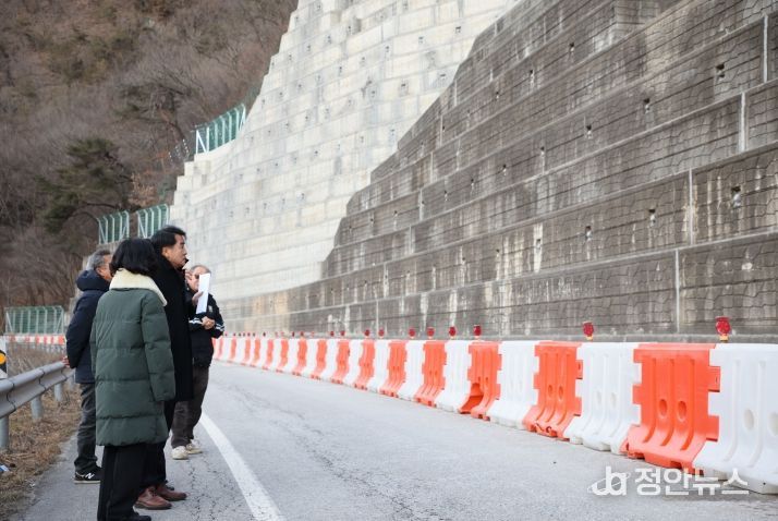 보은 두평지구 사면 보강공사 완료…지방도 575호선 양방향 통행 재개 -현장점검 모습