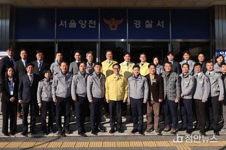 김민석 국무총리가 31일 양천구 양천경찰서를 방문, 경찰 관계자로부터 업무 현황 등을 보고 받고 근무자들을 격려하고 있다.
