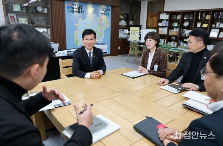 박병규 광산구청장이 2일 2026년 1호 결재인 ‘민원 전 민원 해결 1004’에 서명한 뒤 공직자들과 대화를 나누고 있다.