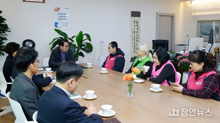 이정선 광주시교육감이 지난 12월 31일 시교육청 교육감실에서 광주지역학교비정규직 연대회의 관계자들과 '2024 단체협약' 잠정협의안에 대해 논의하고 있다.