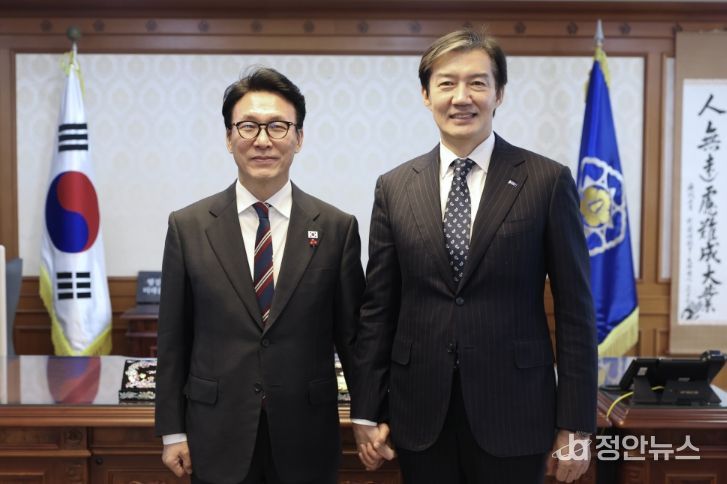 김민석 국무총리가 5일 세종대로 정부서울청사에서 조국, 조국혁신당 대표와 면담을 하고 있다.