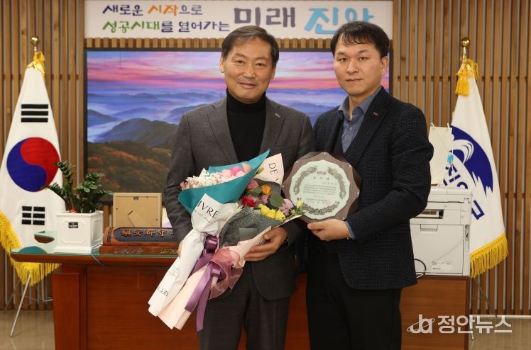 전북자치도 소상공인연합회, 진안군에 감사패 전달