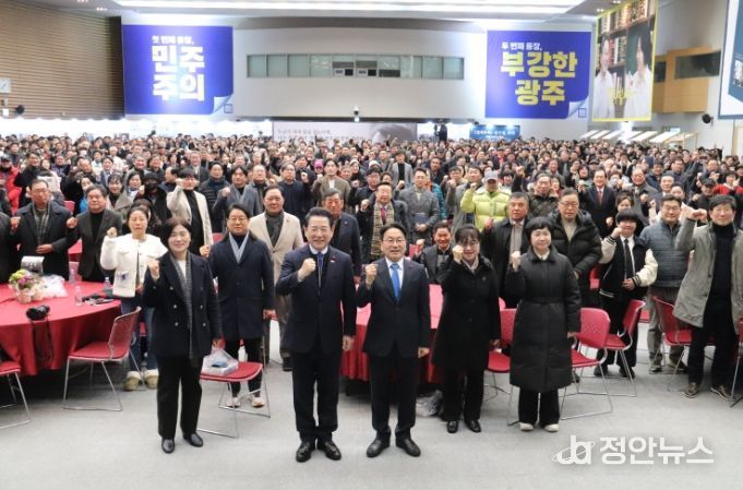 강기정 광주광역시장이 11일 김대중컨벤션센터에서 열린 '광주, 처음보다 더 극적인 두 번째 등장' 출판기념회에서 시민들과 기념촬영을 하고 있다.
