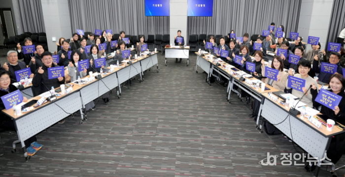 김현수 수원시 제1부시장(가운데)과 돌봄통합지원협의체 위원들이 기념촬영을 하고 있다.