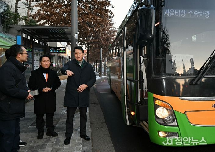 오세훈 서울시장이 서울시내버스 파업 이틀째인 14일 아침 서대문구에 위치한 버스정류장에서 주요 거점과 지하철역을 연결하는 무료 셔틀버스 수송 현황을 점검하고 있다.
