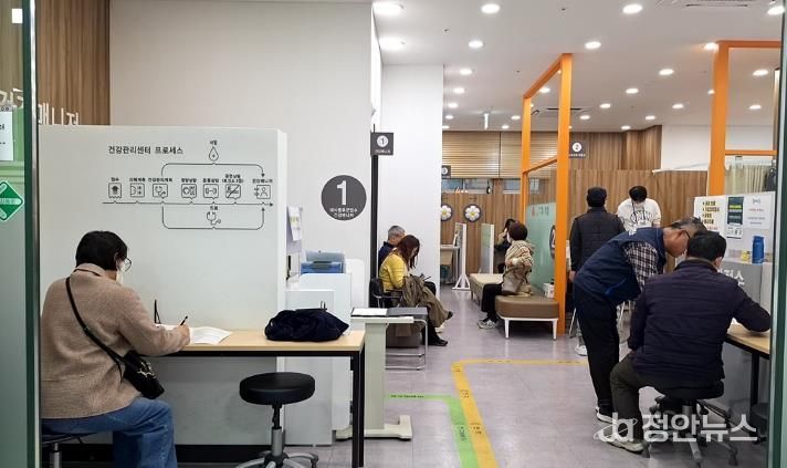 대사증후군 검진 대기 중인 주민들. 구로구보건소 건강관리센터에서 주민들이 대사증후군 검진을 기다리고 있다.