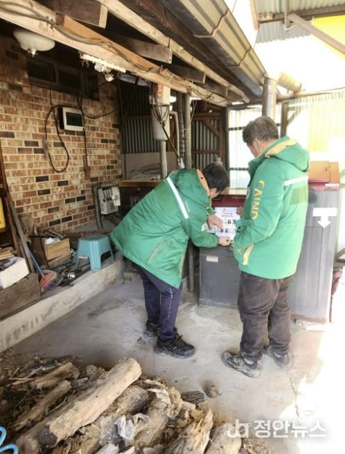 청양군 지역자율방재단이 겨울철 화목보일러 화재를 예방하기 위해 주민들에게 화목보일러 안전사용 체크리스트 전단지를 배포하고 있다.