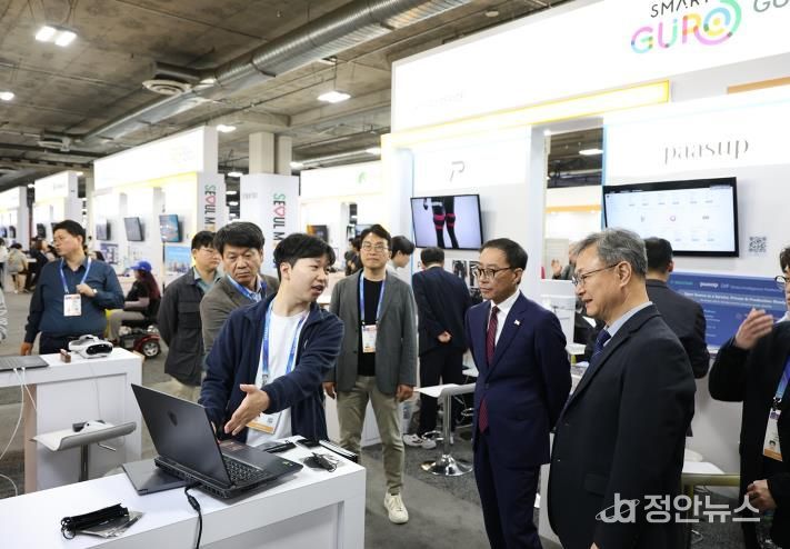 CES 2026에 참가한 구로구 스타트업이 구로G밸리관 부스에서 기술을 설명하고 있다.