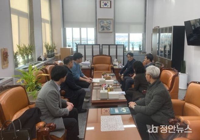 진안군 국회 방문해 지역 현안사업 건의(안호영 기후노동위원장 보좌진과 만나서 주요 사업 건의 중)