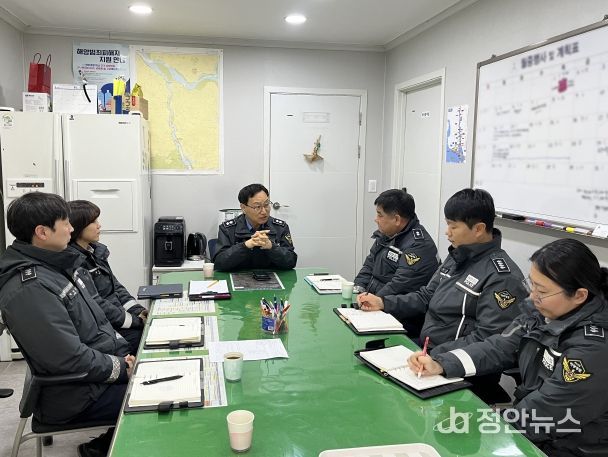 파출소 직원들의 애로사항을 청취중인 중부해경청장