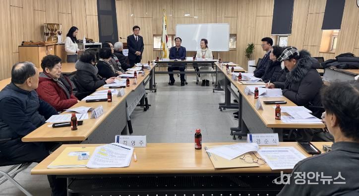 수원시 영통구 원천동, 경로당 맞춤 '바른 복지-건강소식지' 첫 배부