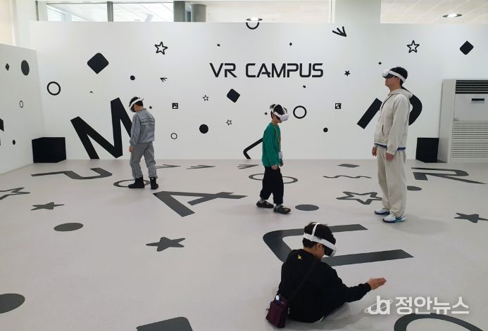 잡월드 미래직업관 내 ‘한국폴리텍대학 반도체VR캠퍼스’에서 반도체 8대 공정을 가상현실(VR)로 체험하고 있는 모습