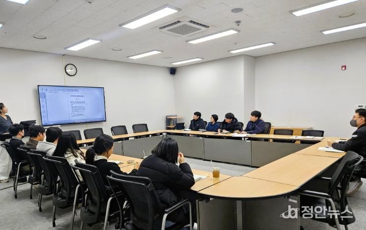 밀양시시설관리공단 소회의실에서 열린 적극행정 자율 아이디어 나눔 회의 모습