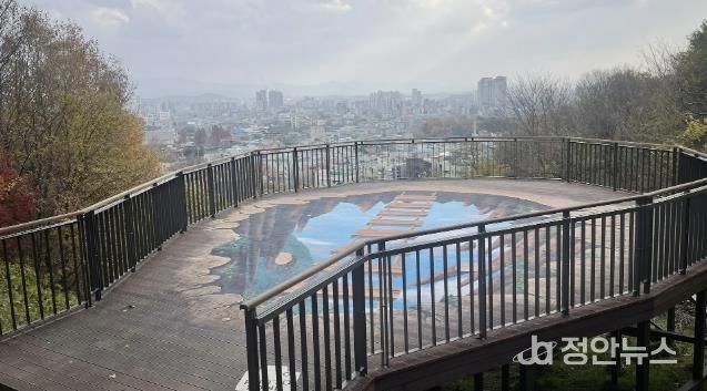 부춘산 황톳길에 조성된 전망데크