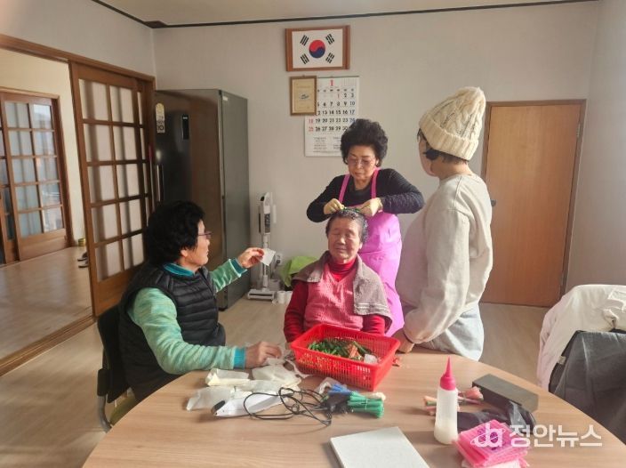 밀양시 교동 ‘우리마을 봉사 프로젝트’의 일환으로 모례경로당에서 거동이 불편한 어르신을 대상으로 미용 봉사가 진행되고 있다.