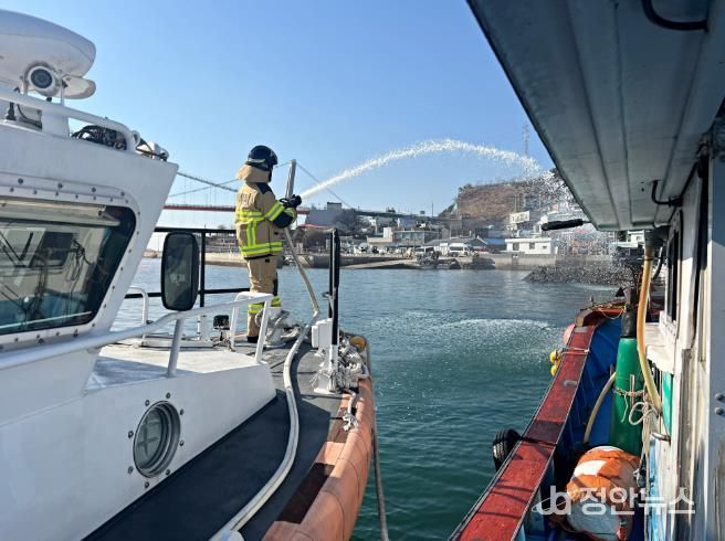 사천해경이 27일 오후, 하동군 구노량항에서 밀집 계류지 어선 화재 사고를 가정한 합동 훈련 중인 모습