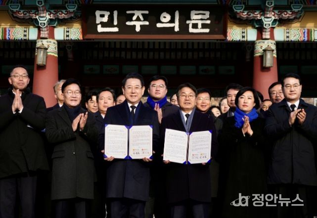 강기정 광주광역시장이 김영록 전라남도지사와 함께 지난 2일 국립5·18민주묘지에서 '통합 지방정부 추진 공동선언문'을 발표한 후 기념촬영을 하고 있다. /광주광역시 제공